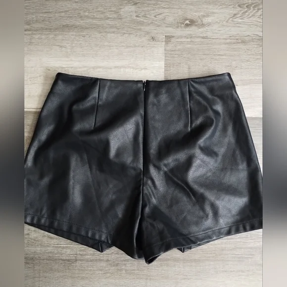 Blue Blush Black Faux Leather Women's Shorts Medium - Picture 4 of 4
